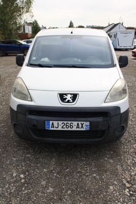 une camionnette blanche garée dans un parking