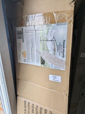 une boîte en carton posée sur le rebord d'une fenêtre
