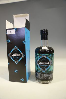 la bouteille se trouve à côté de la boîte, sur la table