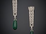 une paire de boucles d'oreilles en émeraude et diamant