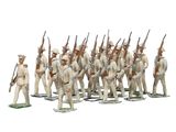 Les petits soldats portent des uniformes blancs et tiennent des fusils