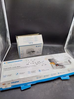deux boîtes de matériel électronique posées sur une table