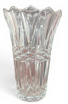 un vase en verre posé sur une surface blanche