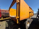 un camion-benne jaune garé à côté d'un camion rouge