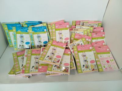 une boîte blanche remplie d'une multitude de petits objets