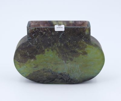DAUM Nancy. Vase à col rectangulaire et corps ovoïde en verr…