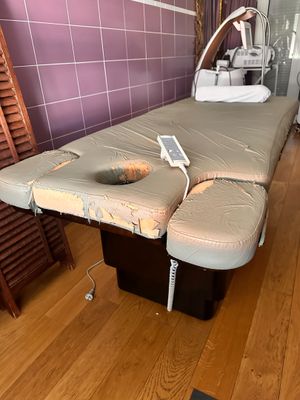 un lit sur lequel se trouve un oreiller, dans une chambre
