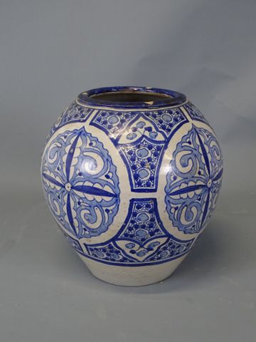 Moyen-Orient. Vase bulbeux bleu et blanc à décor de motif géométr...