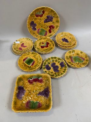Des assiettes et des bols jaunes et violets sont disposés sur une surface blanche