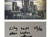 une photo d'une photo d'une ville et une photo d'une ville