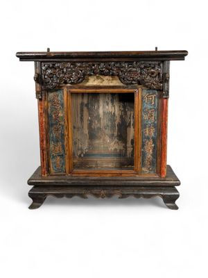 Petit autel bouddhiste à suspendre en bois polychrome.