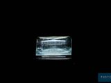 une image représentant un récipient en verre sur fond noir