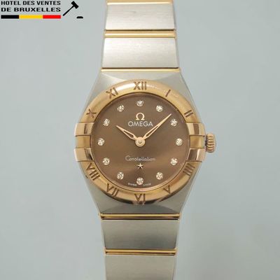 une image d'un gros plan d'une montre-bracelet sur une table