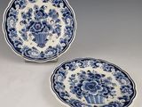 deux assiettes bleues et blanches ornées de fleurs, posées sur une table