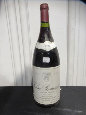 une bouteille de vin posée sur une table