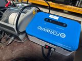 une machine posée sur une table à côté d'une imprimante