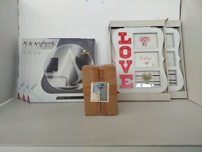 une photo d'une boîte et une photo d'un chat posé sur une étagère