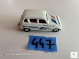 une petite voiture posée à côté d'une feuille de papier