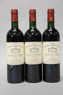 trois bouteilles de vin rouge posées côte à côte sur une table
