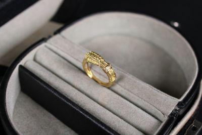 une bague dans un écrin contenant une autre bague
