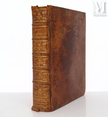 un vieux livre posé sur une table à côté d'un fond blanc