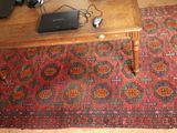 un tapis posé à même le sol, sur lequel se trouve un ordinateur portable