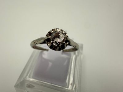 Une bague en or gris 18K sertie d'un diamant d'environ 0,20 …