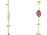 Le collier est orné de pierres multicolores et de perles.