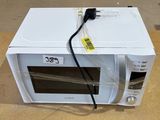 un micro-ondes posé sur une table