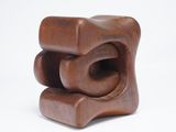 une image représentant une sculpture en bois posée sur une surface blanche