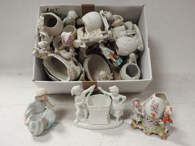 une boîte remplie de figurines en porcelaine posée sur une table