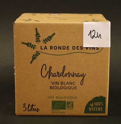 une boîte de vin posée sur une table, avec une étiquette dessus