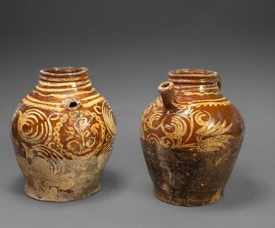 deux vases marron posés côte à côte sur une surface grise