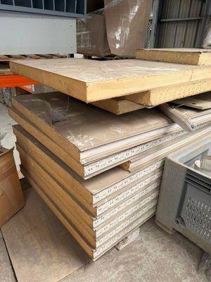 une pile de planches de bois empilées les unes sur les autres