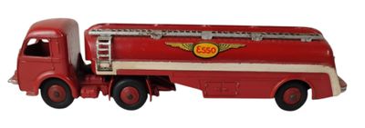 un camion jouet rouge posé sur une surface blanche