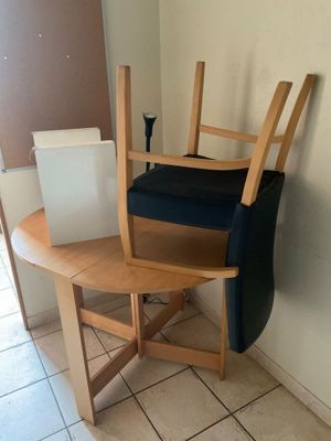une chaise placée à côté d'une table sur laquelle se trouve une poubelle