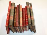 un grand nombre de livres empilés les uns sur les autres