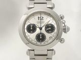 un gros plan d'une montre-bracelet sur fond blanc