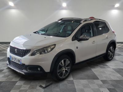 la voiture blanche est garée dans le garage sur un sol en damier