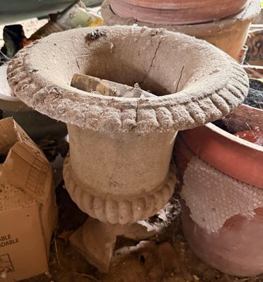 de nombreux pots posés à même le sol, les uns à côté des autres