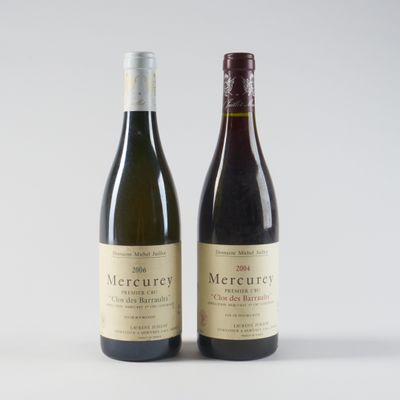 deux bouteilles de vin posées l'une à côté de l'autre sur une surface blanche