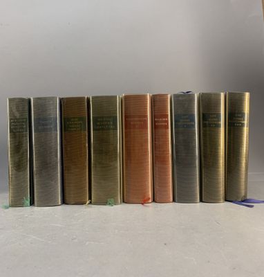 plusieurs livres sont alignés sur une table