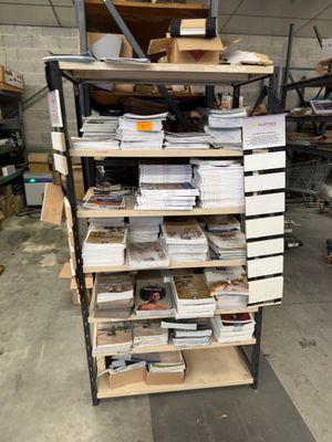 une grande pile de papiers posée sur une étagère dans un entrepôt