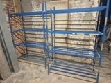 deux étagères bleues dans une pièce