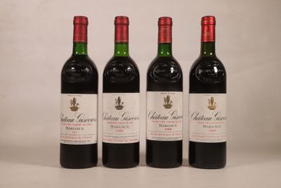 trois bouteilles de vin rouge sont alignées sur une table