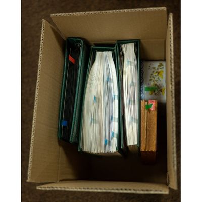 une boîte contenant beaucoup de livres