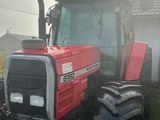 un tracteur rouge garé dans l'herbe