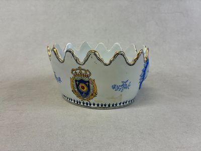 an image of a cup with a crown on it