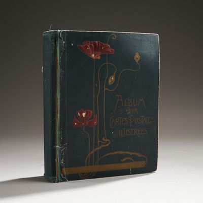 un vieux livre posé sur une table