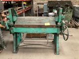 une machine verte qui est entreposée dans un entrepôt